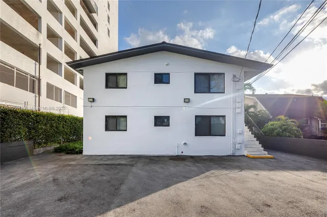 a view of a house with a backyard