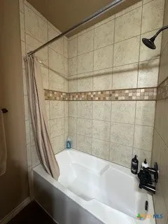 a view of a back yard