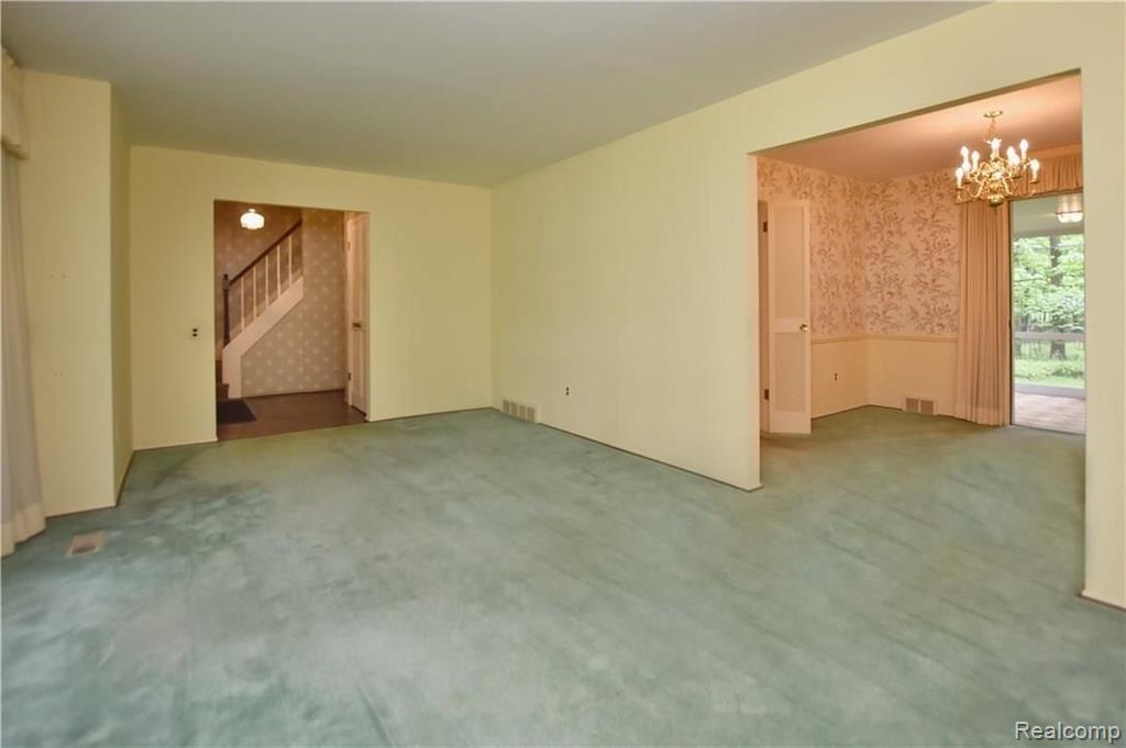 32635 Old Post Road Beverly Hills, MI 48025 - Photo 7 of 34