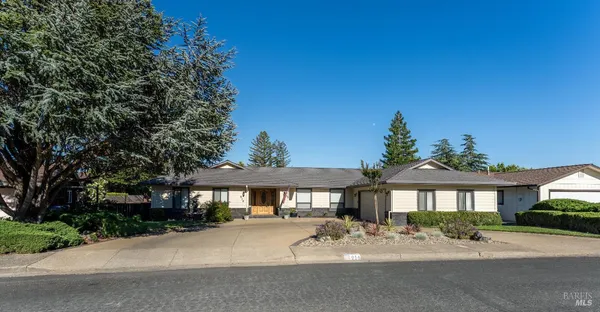 $899,000 | 916 Fairway Avenue, Ukiah, CA 95482