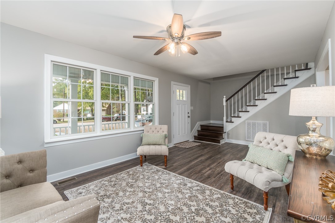 706 Hampton Road Petersburg, VA 23805 - Photo 4 of 26 NEW PAINT-WINDOWS-DOOR- LIGHT/CEILING FAN