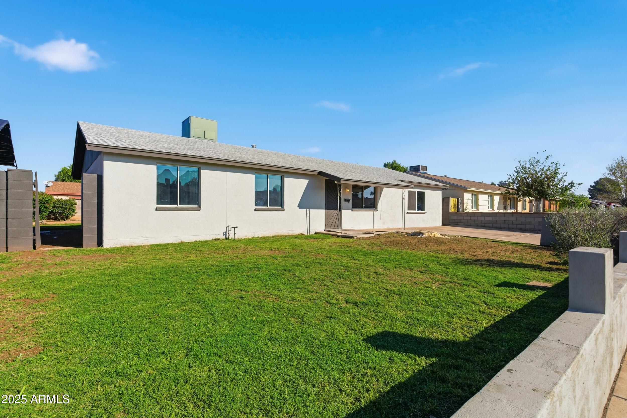 7150 West Montecito Avenue Phoenix, AZ 85033 - Photo 2 of 30 a view of a house with backyard and garden