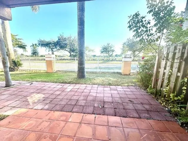 a view of a yard and front a house