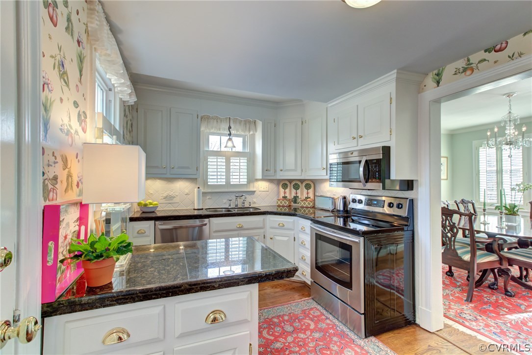7716 Brookside Road Richmond, VA 23229 - Photo 12 of 27 Kitchen with custom cabinetry, breakfast bar, gran