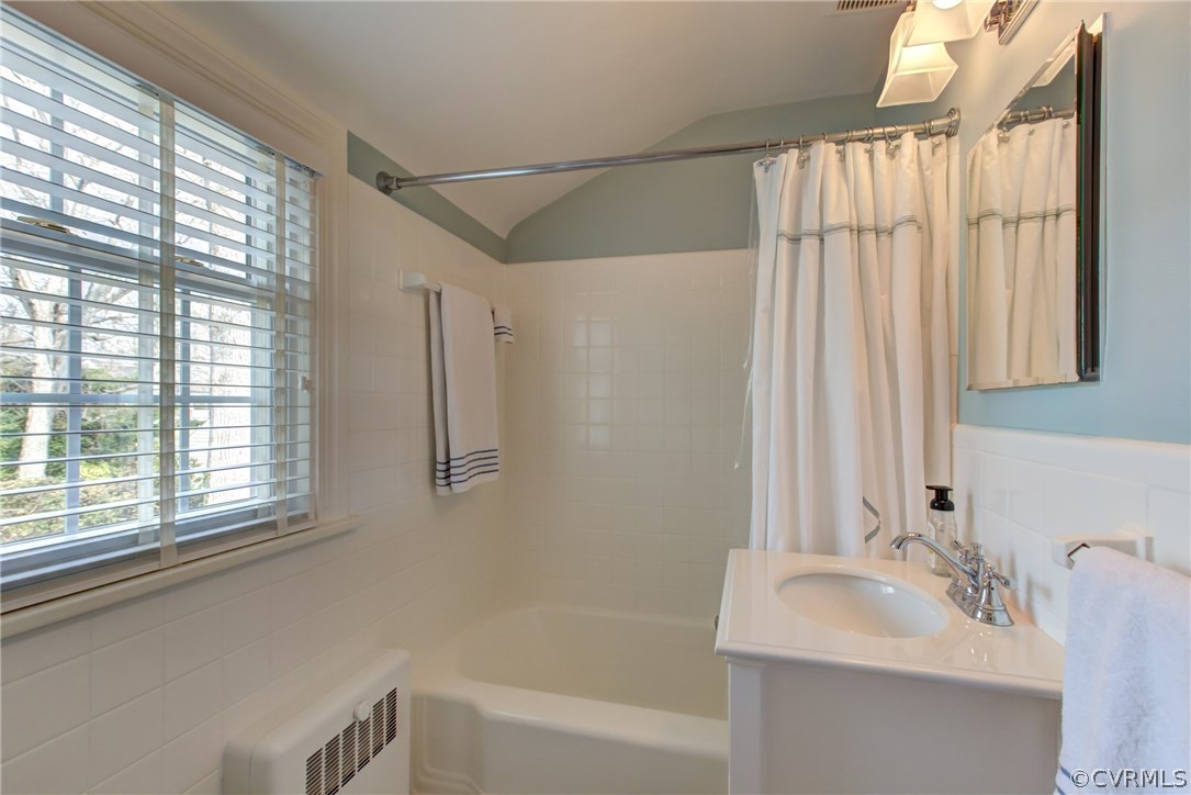 7716 Brookside Road Richmond, VA 23229 - Photo 18 of 27 Second-floor bath with tiled tub/shower combinatio