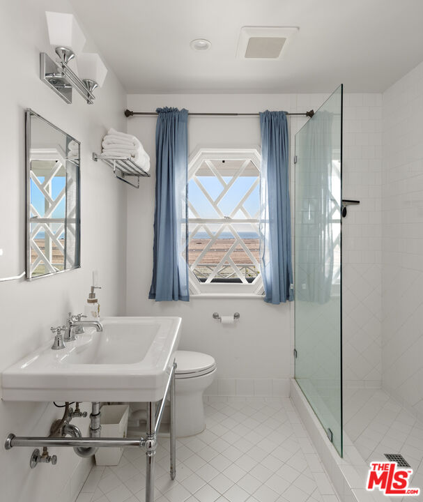 605 Palisades Beach Road Santa Monica, CA 90402 - Photo 22 of 33 a bathroom with a bathtub shower sink and mirror