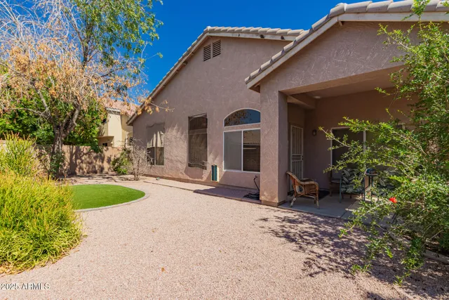 a view of a house with backyard and garden