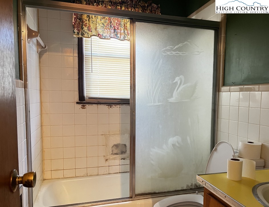 610 Collins Road Sparta, NC 28675 - Photo 19 of 22 a bathroom with a bathtub and shower