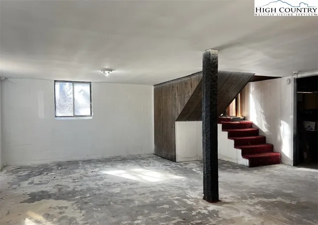 a view of entryway and hall