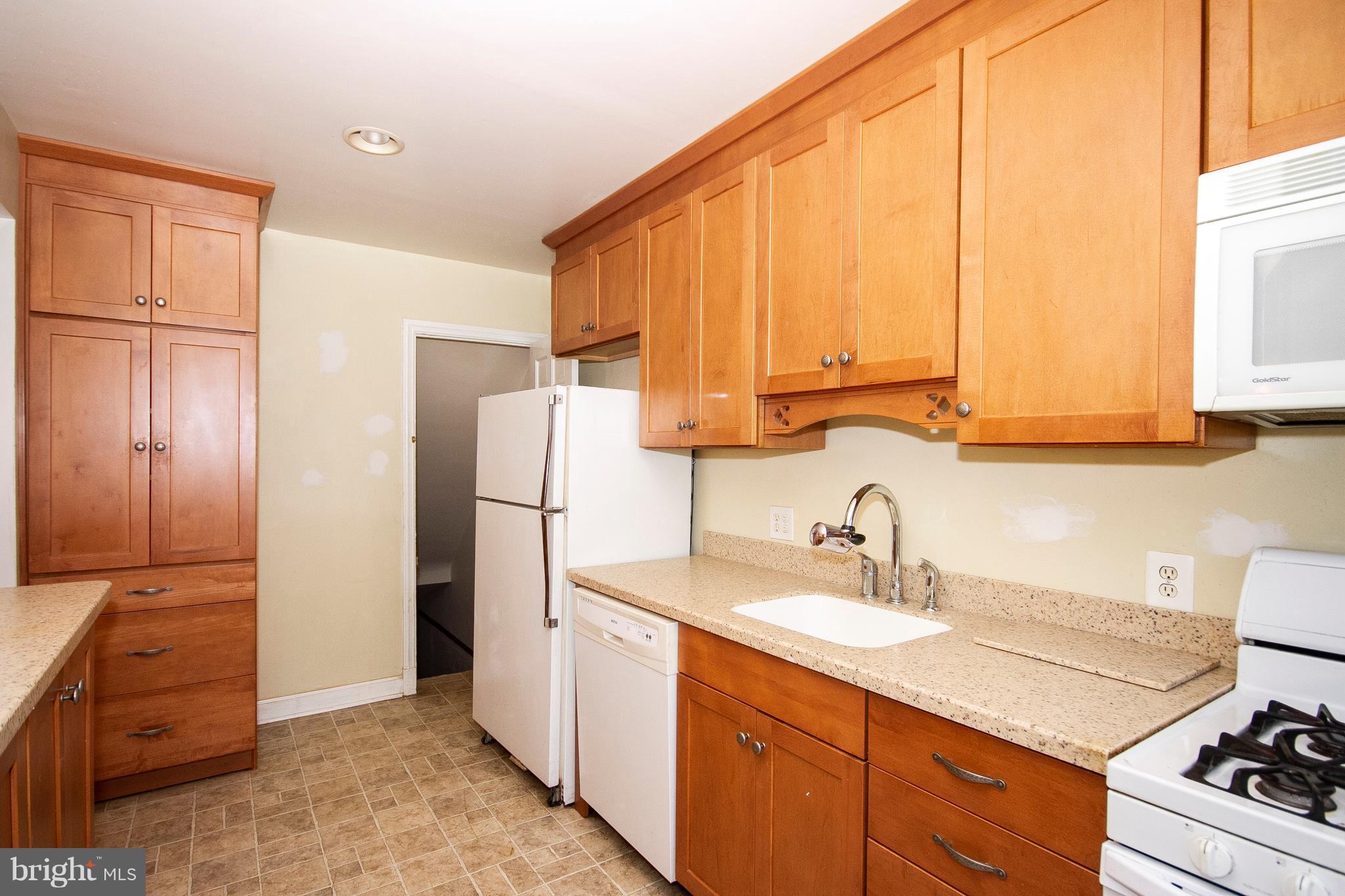 404 Greenlow Road Baltimore, MD 21228 - Photo 6 of 16 Kitchen