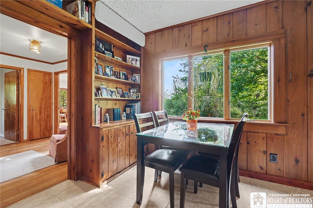 9303 Falls Road Colden, NY 14170 - Photo 25 of 50 Library/sitting area