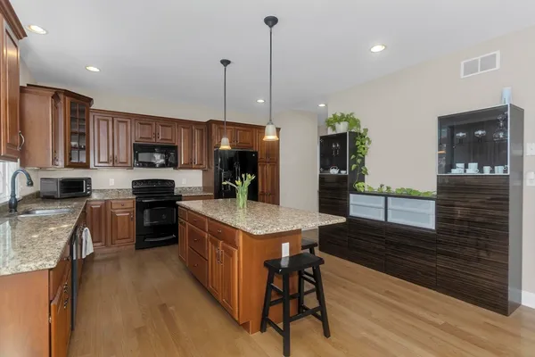 $799,900 | 12 Fox Run, Easthampton, MA 01027