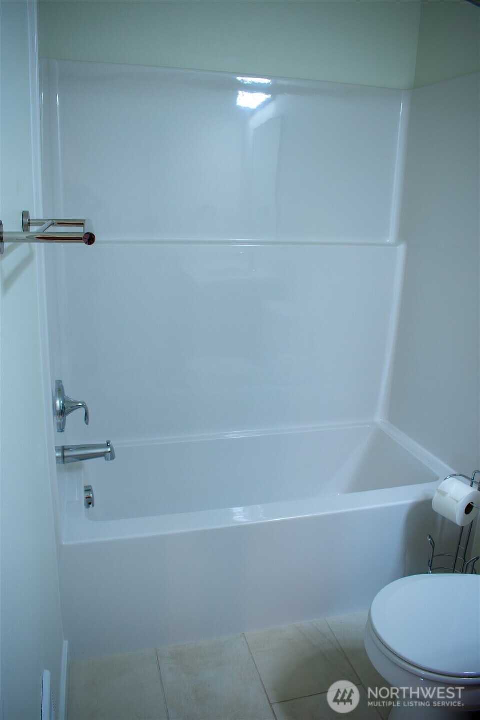 100 D Street Endicott, WA 99125 - Photo 11 of 18 a bathroom with a bathtub and toilet