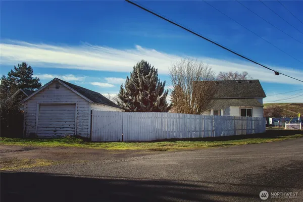 a view of a house with a backyard