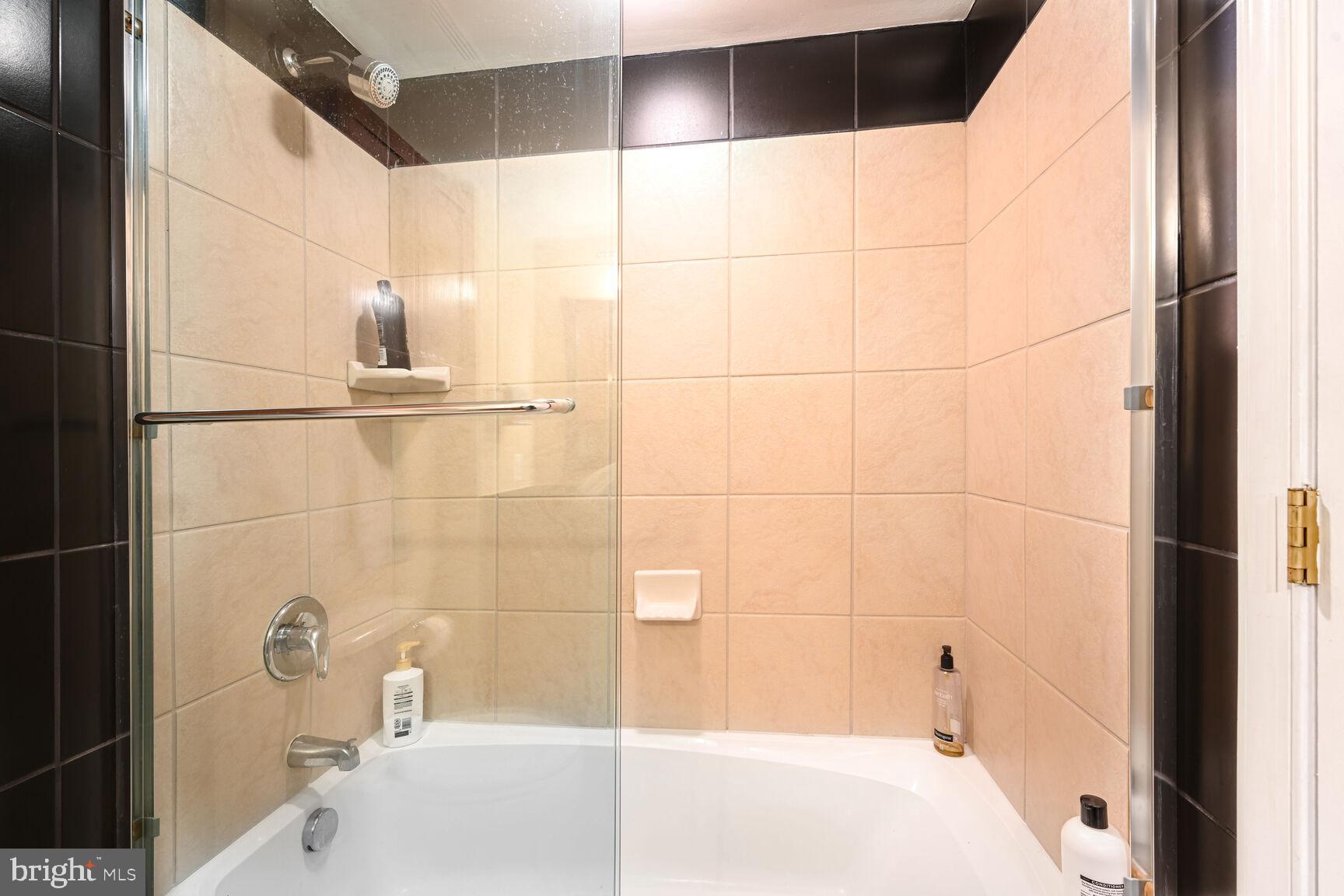 616 E Street Northwest, Unit 1150 Washington, DC 20004 - Photo 24 of 75 Tub/shower