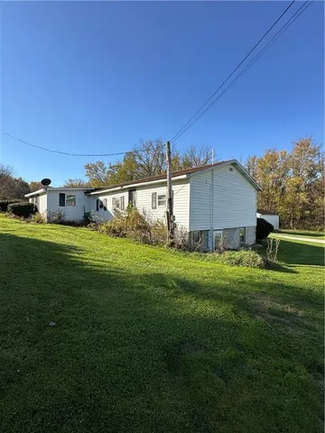 a view of a back yard