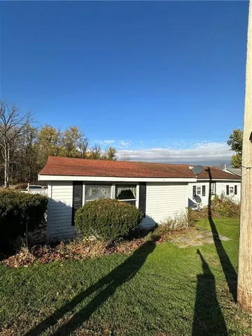 a view of a house with a yard