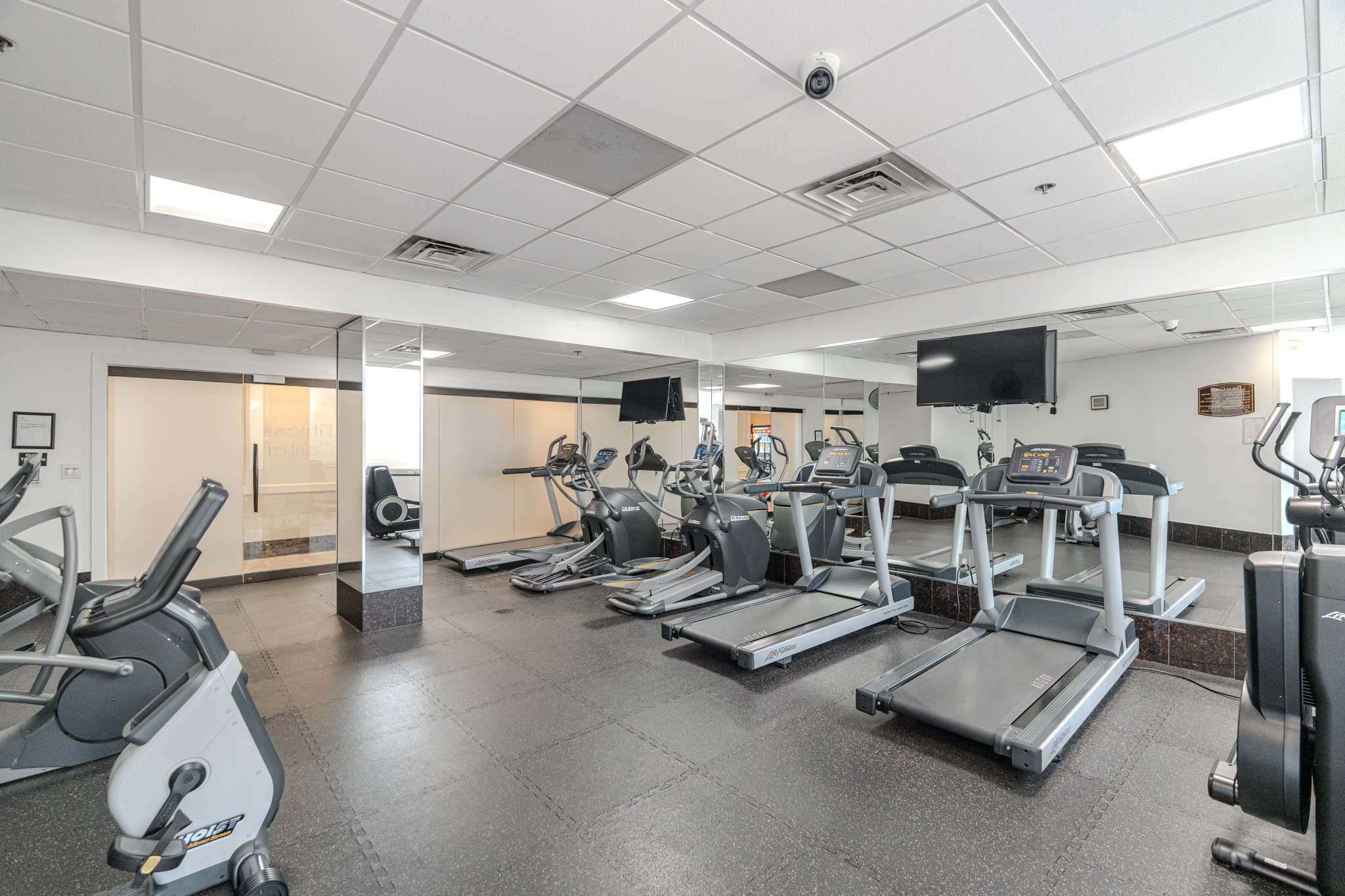 3525 Sage Road, Unit 1016 Houston, TX 77056 - Photo 16 of 42 a view of a room with gym equipment