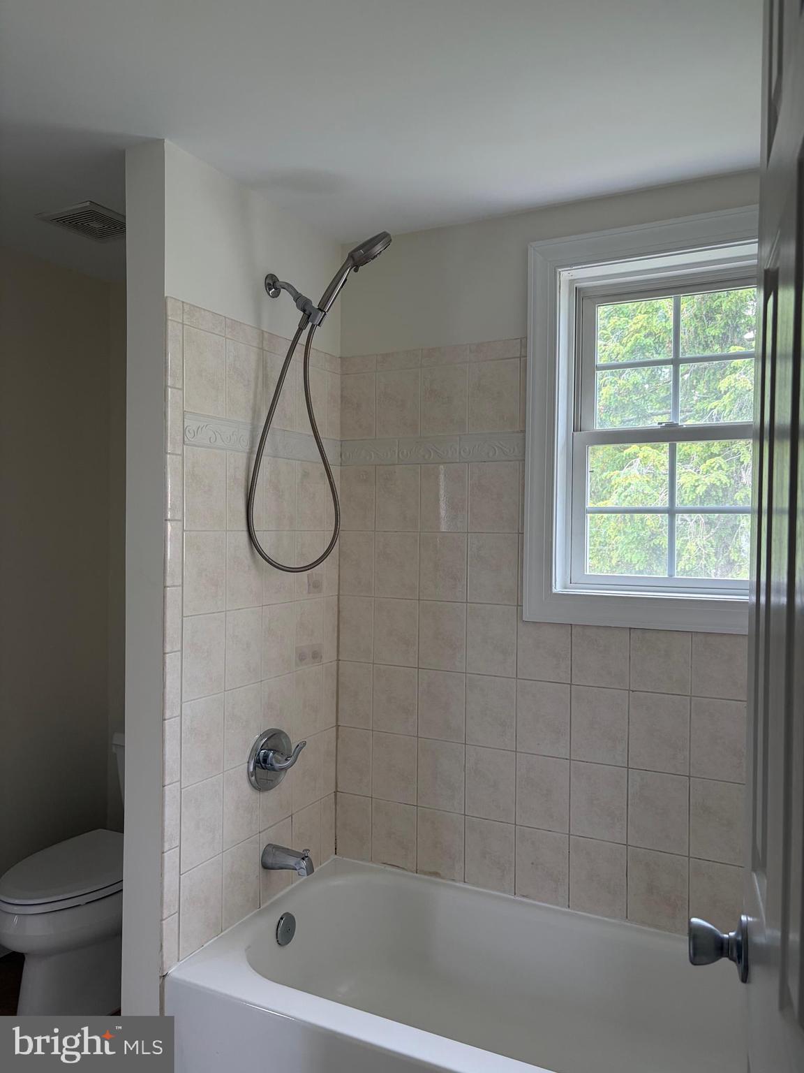 6711 Greendale Road Alexandria, VA 22310 - Photo 28 of 35 Jack and Jill Bathroom