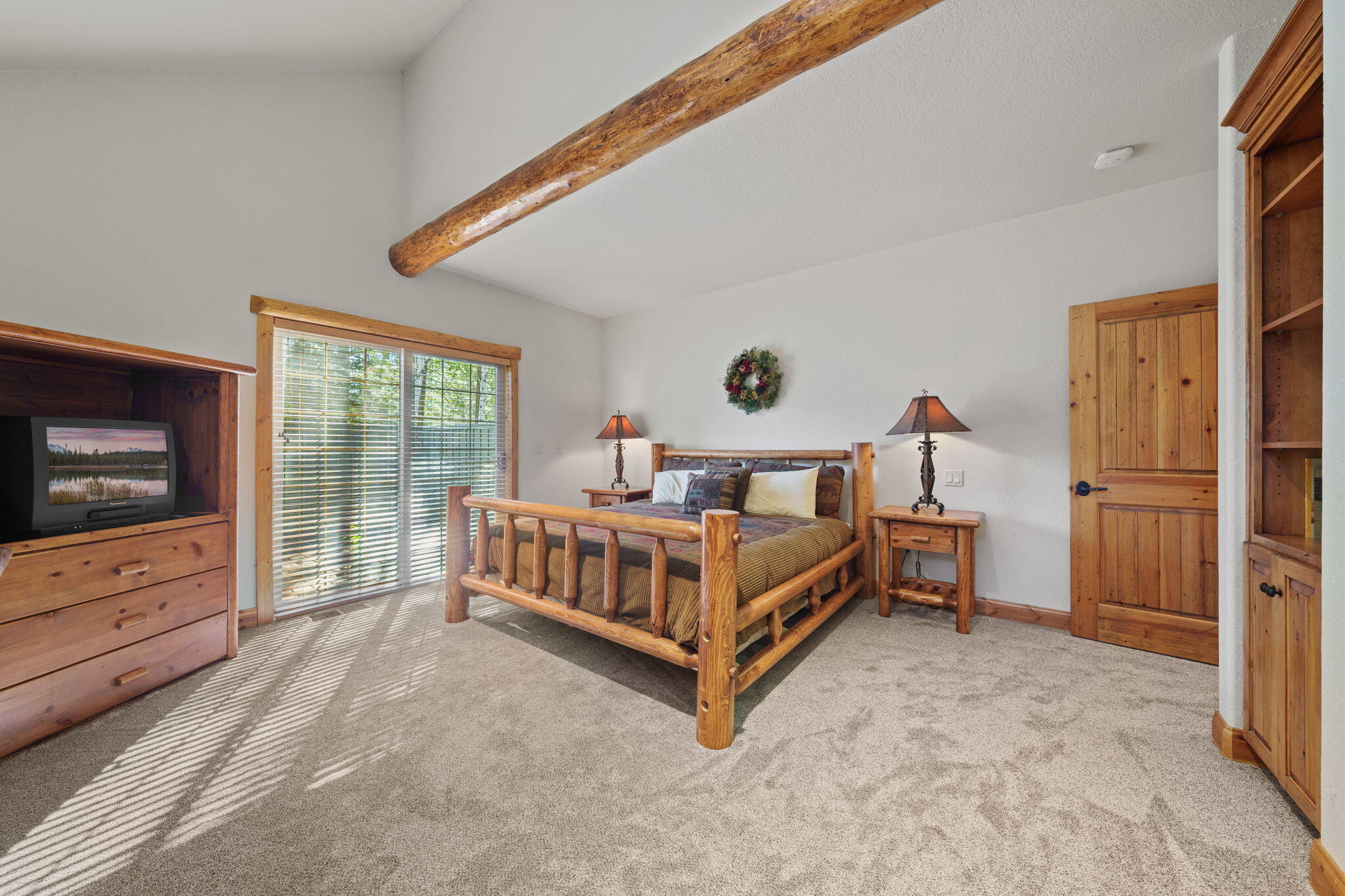58026 Kinglet Road Sunriver, OR 97707 - Photo 19 of 39 a bed room with a bed and a television