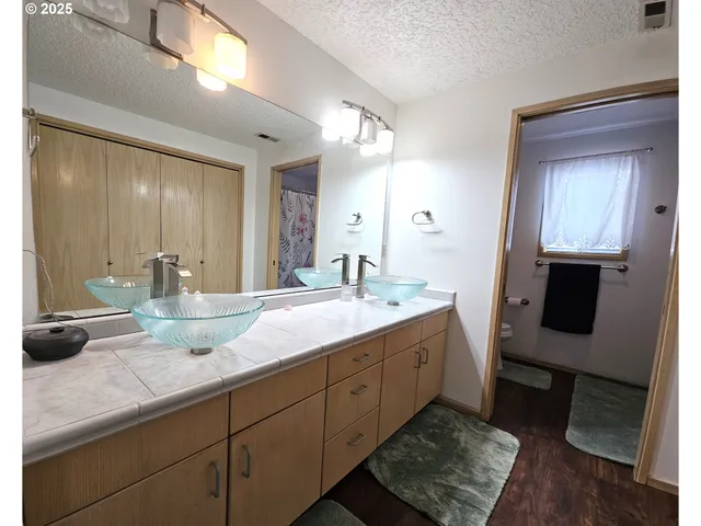 a en suite bathroom with a double vanity sink and a mirror