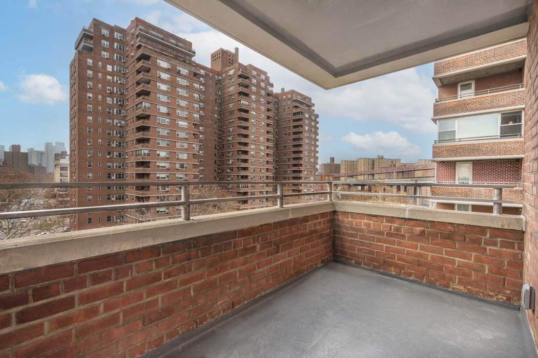 475 FDR Drive, Unit L804 Manhattan, NY 10002 - Photo 4 of 17 a view of a large window