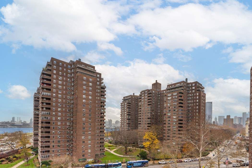 475 FDR Drive, Unit L804 Manhattan, NY 10002 - Photo 5 of 17 a view of a city with tall buildings