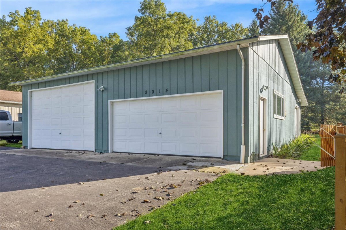 8014 West Hillside Road Crystal Lake, IL 60012 - Photo 6 of 32 Gallery Image 6