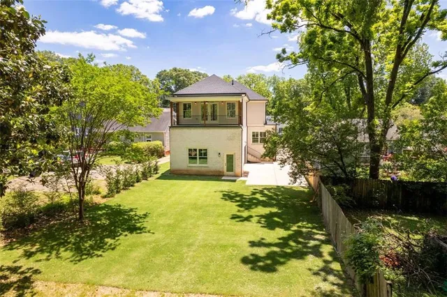 a view of a house with a yard