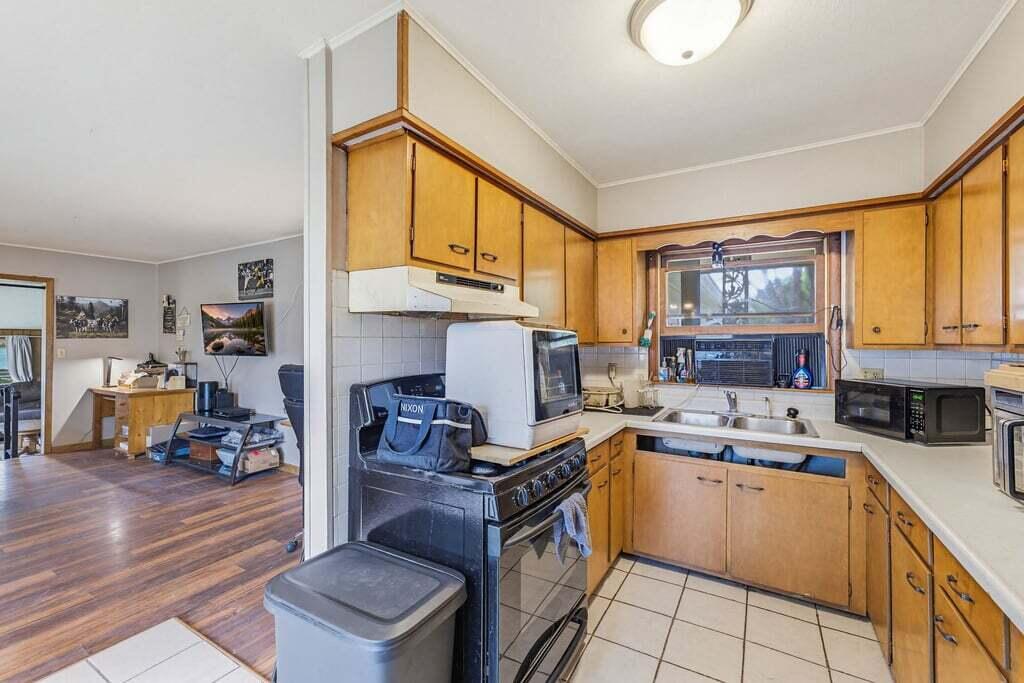 325 Summer Street Delavan, WI 53115 - Photo 10 of 42 Kitchen