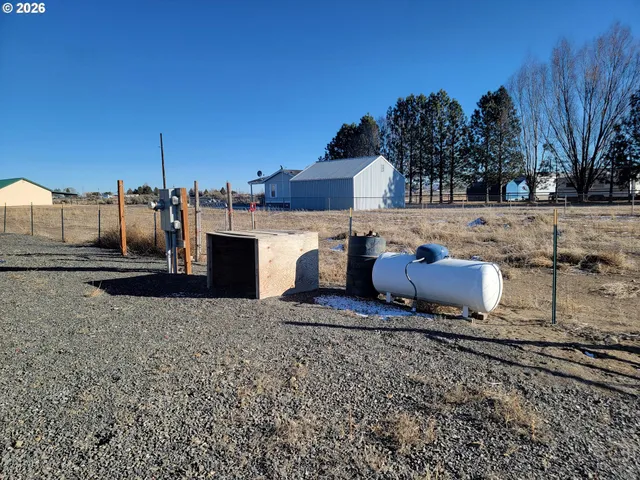 a view of backyard of the house