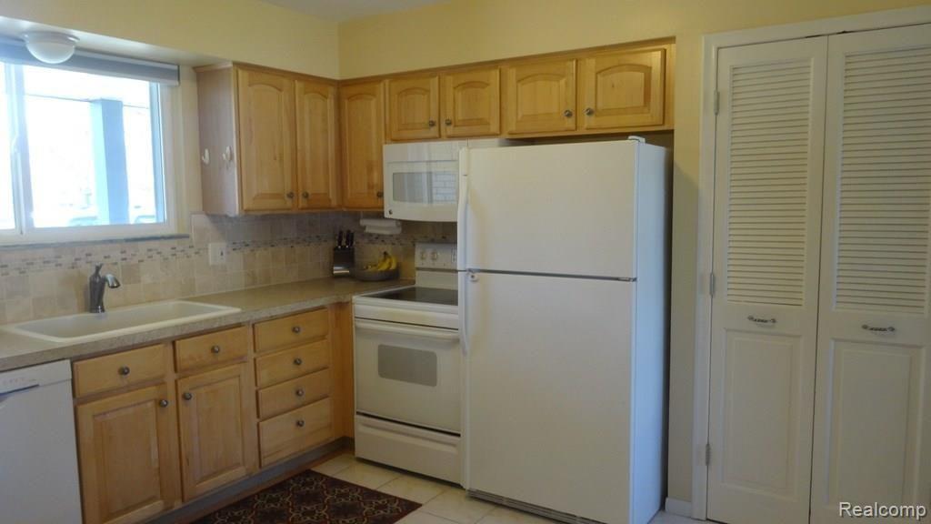 25228 Branchaster Road Farmington Hills, MI 48336 - Photo 5 of 24