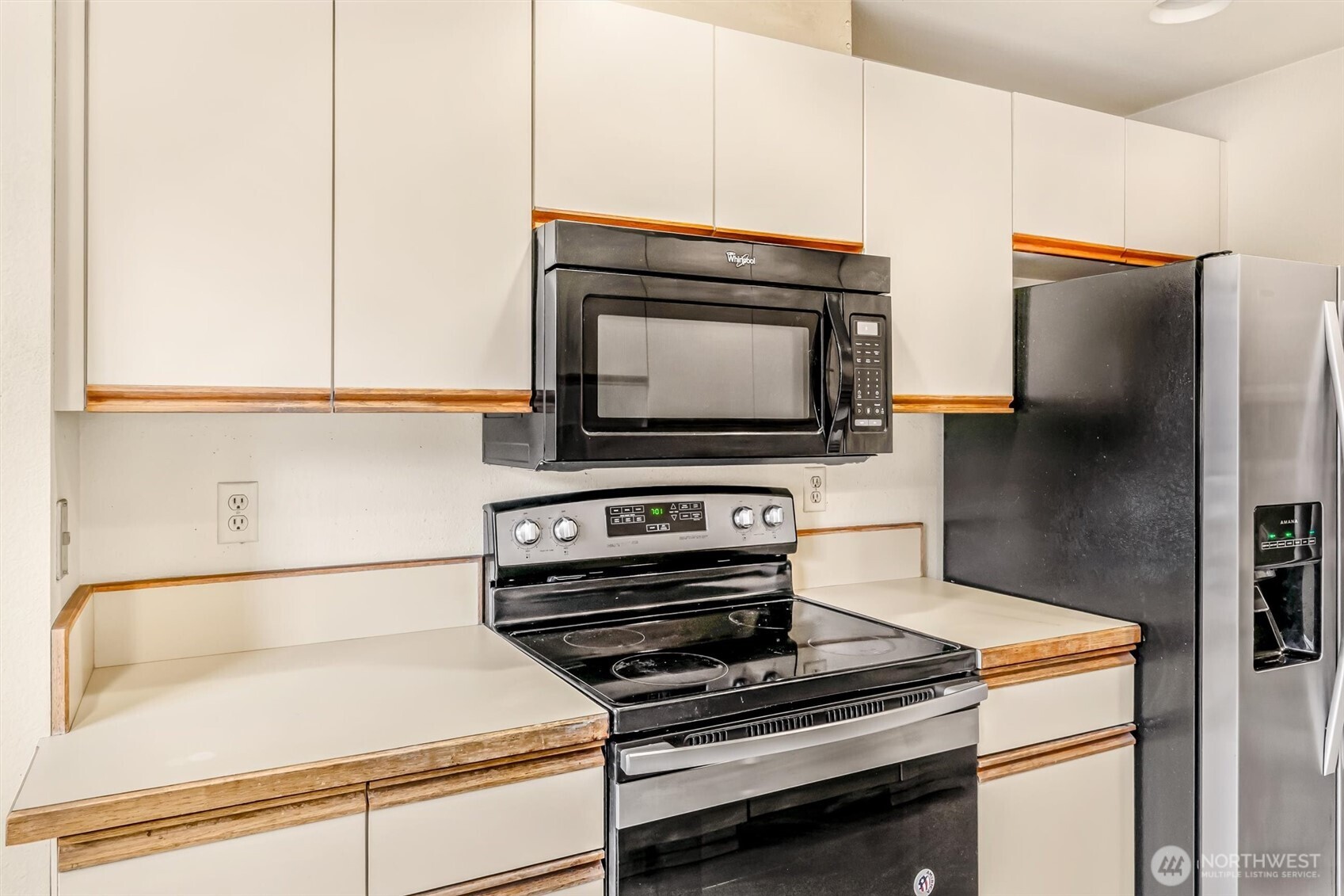 505 West Roy Street, Unit 304 Seattle, WA 98119 - Photo 14 of 33 a kitchen with a stove and a microwave