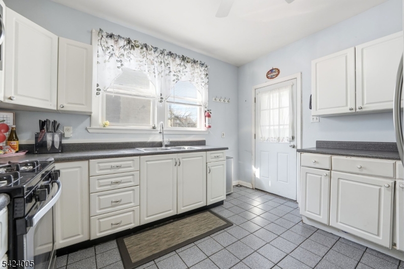 25 Florida Grove Road, Unit 2 Woodbridge, NJ 08832 - Photo 4 of 30