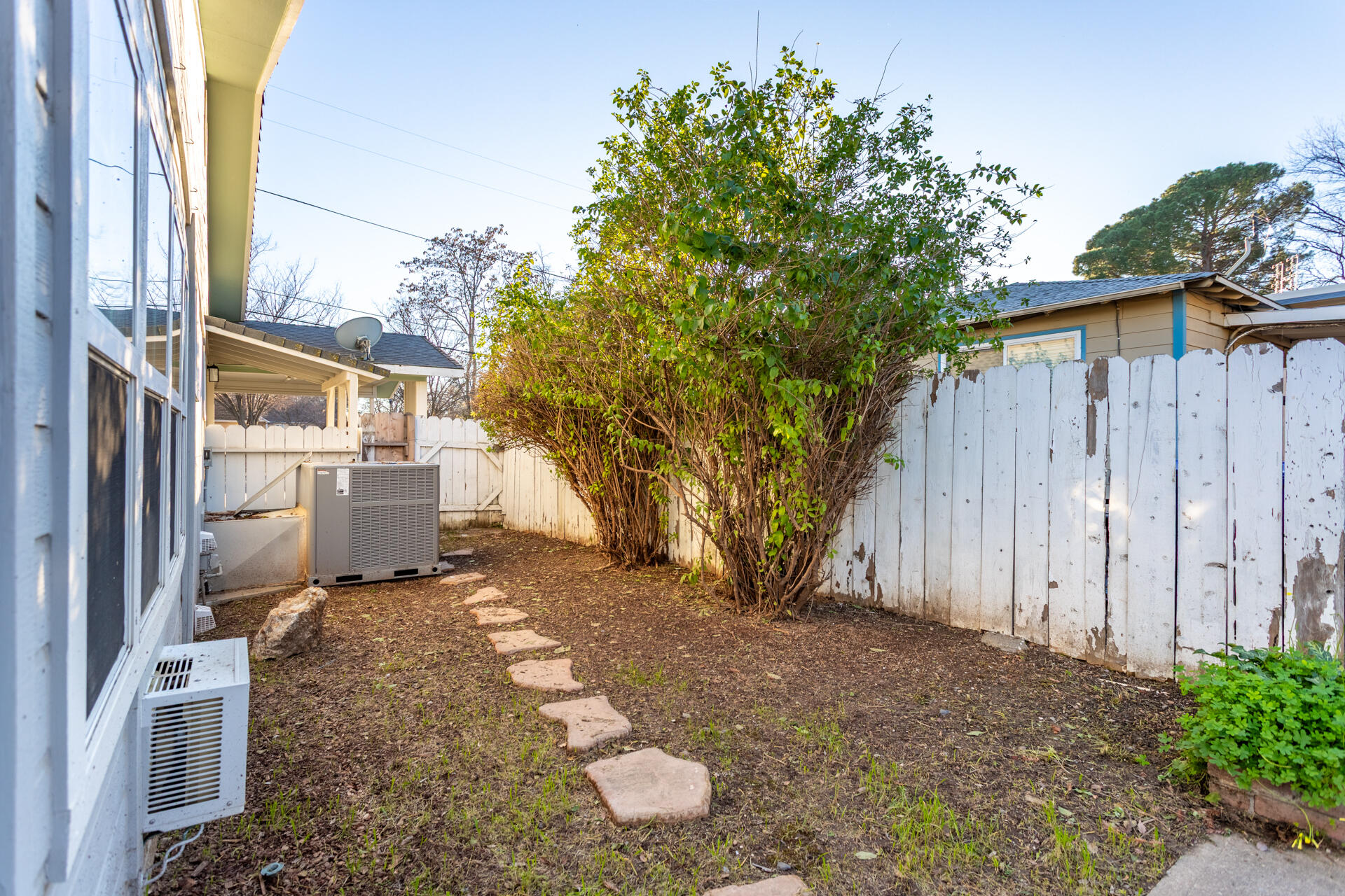 406 South Jackson Street Red Bluff, CA 96080 - Photo 20 of 26 a backyard of a house