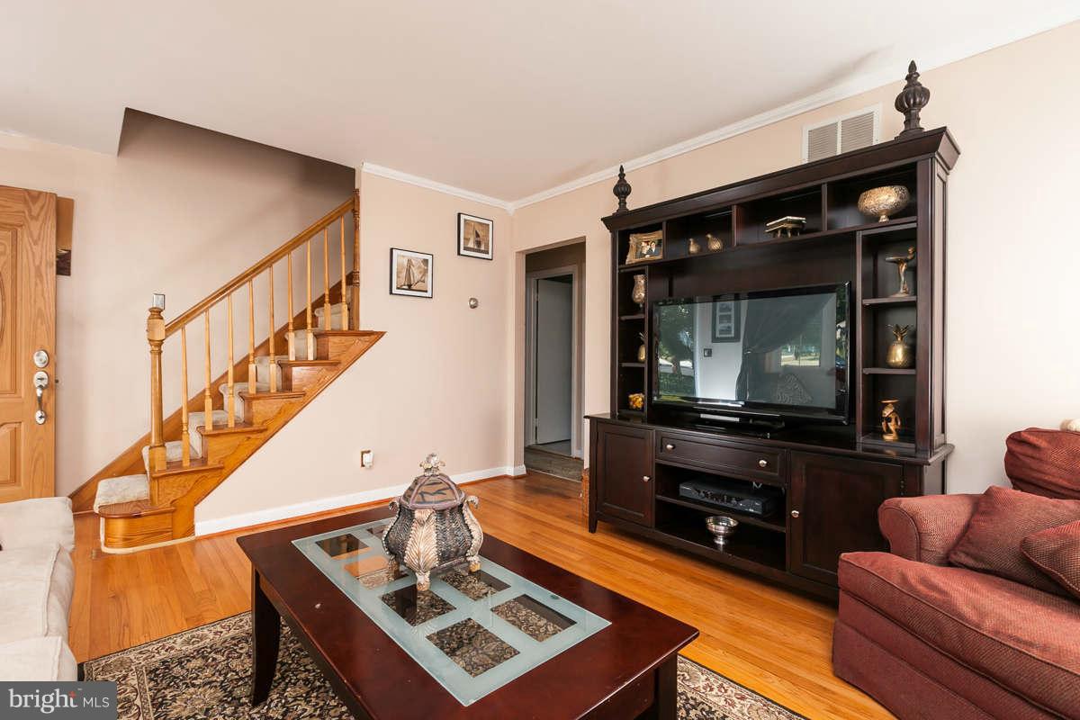 204 Hampton Road Linthicum, MD 21090 - Photo 3 of 30 Living Room