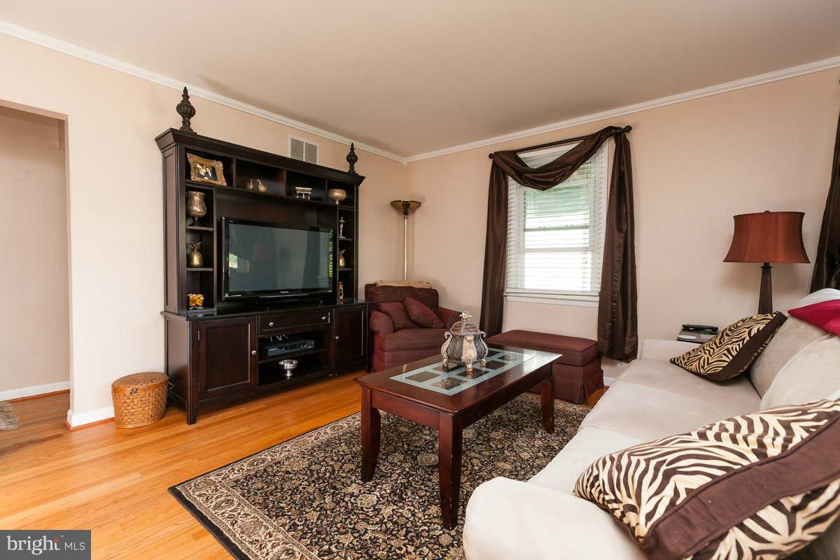 204 Hampton Road Linthicum, MD 21090 - Photo 4 of 30 Living Room