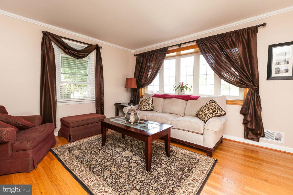 204 Hampton Road Linthicum, MD 21090 - Photo 5 of 30 Living Room