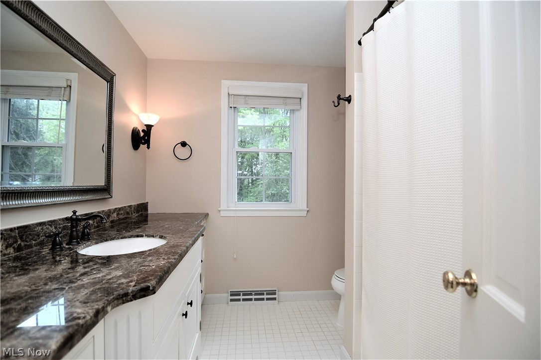 2390 Stockbridge Road Akron, OH 44313 - Photo 28 of 35 Beautiful Main Full Bath