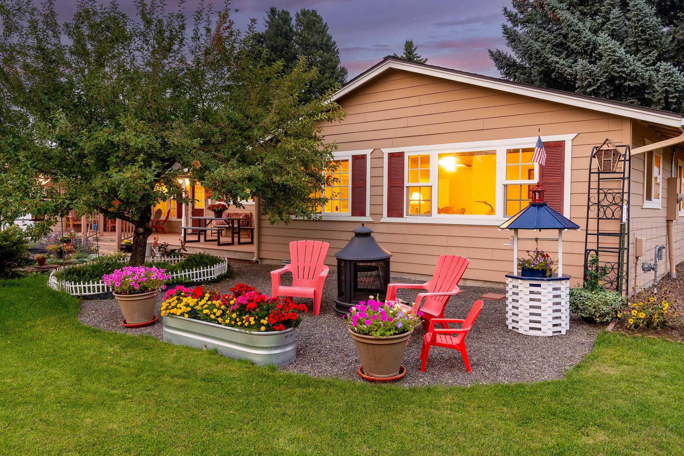 21665 Old Red Road Bend, OR 97702 - Photo 4 of 34 Front sitting area outside in-law suite.