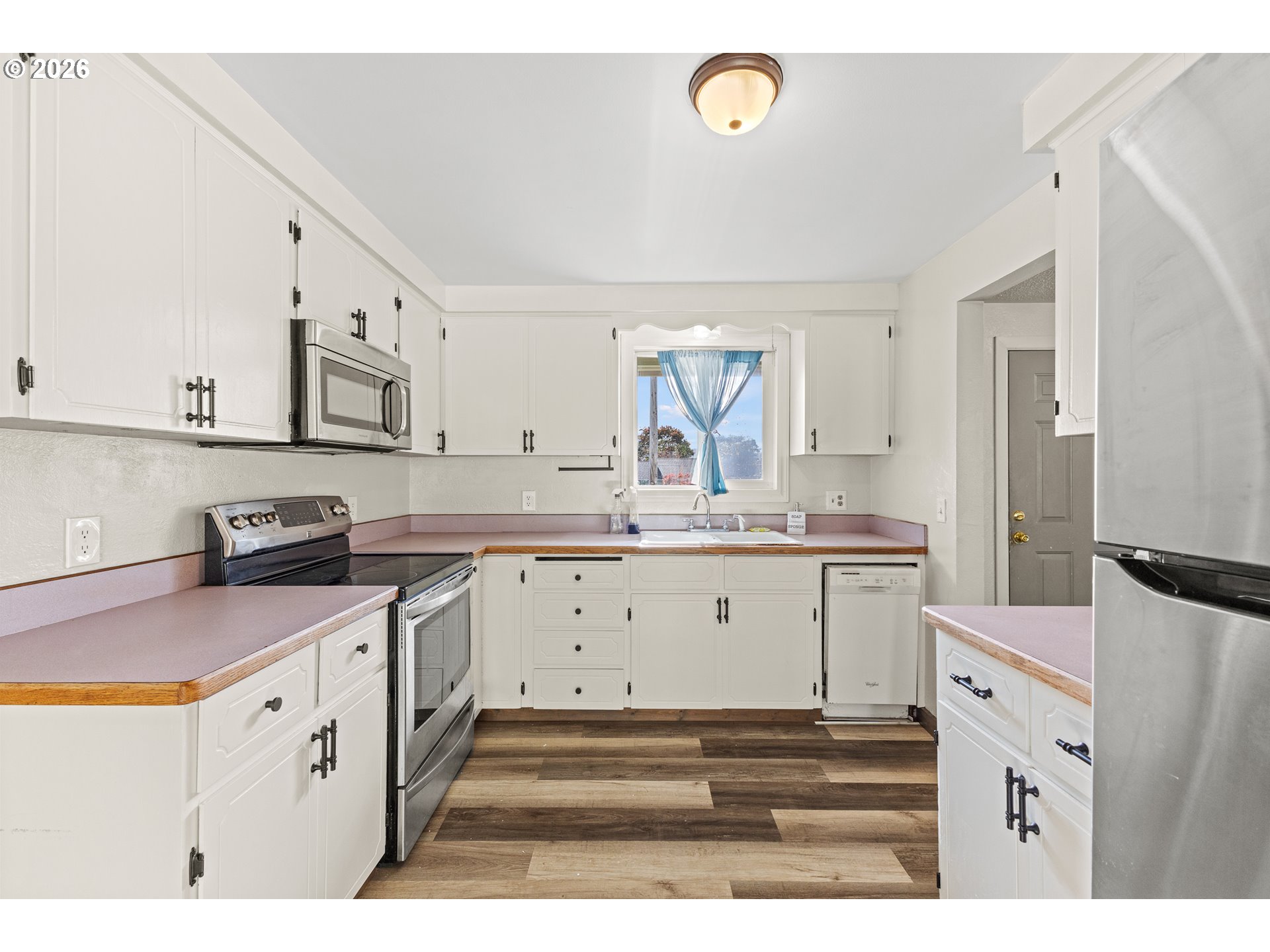 1816 Sunset Court Myrtle Point, OR 97458 - Photo 10 of 42 a kitchen with cabinets appliances and a counter top