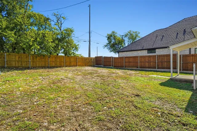 a view of a backyard