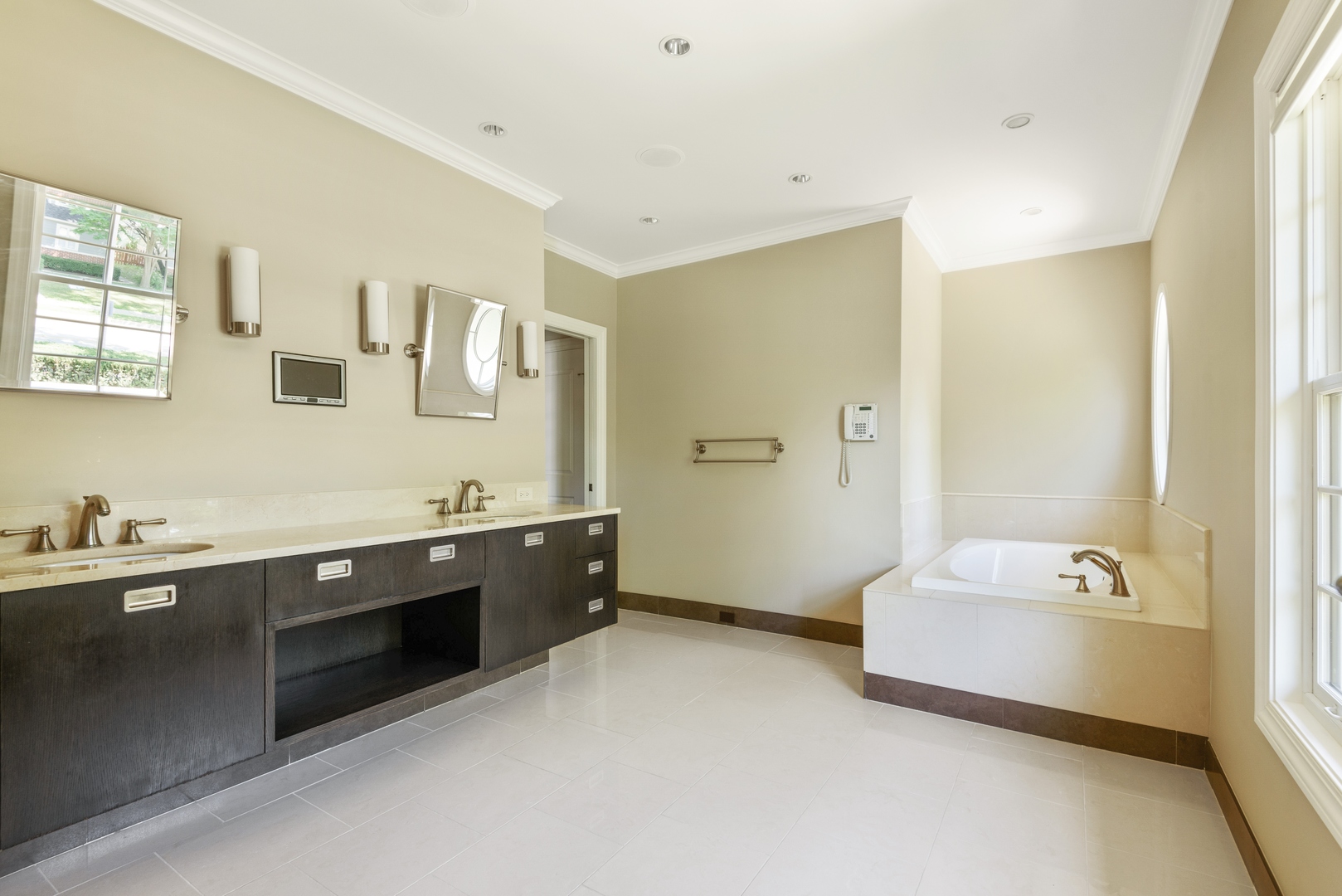 2015 Lake Avenue Wilmette, IL 60091 - Photo 18 of 45 a spacious bathroom with a tub sink and mirror