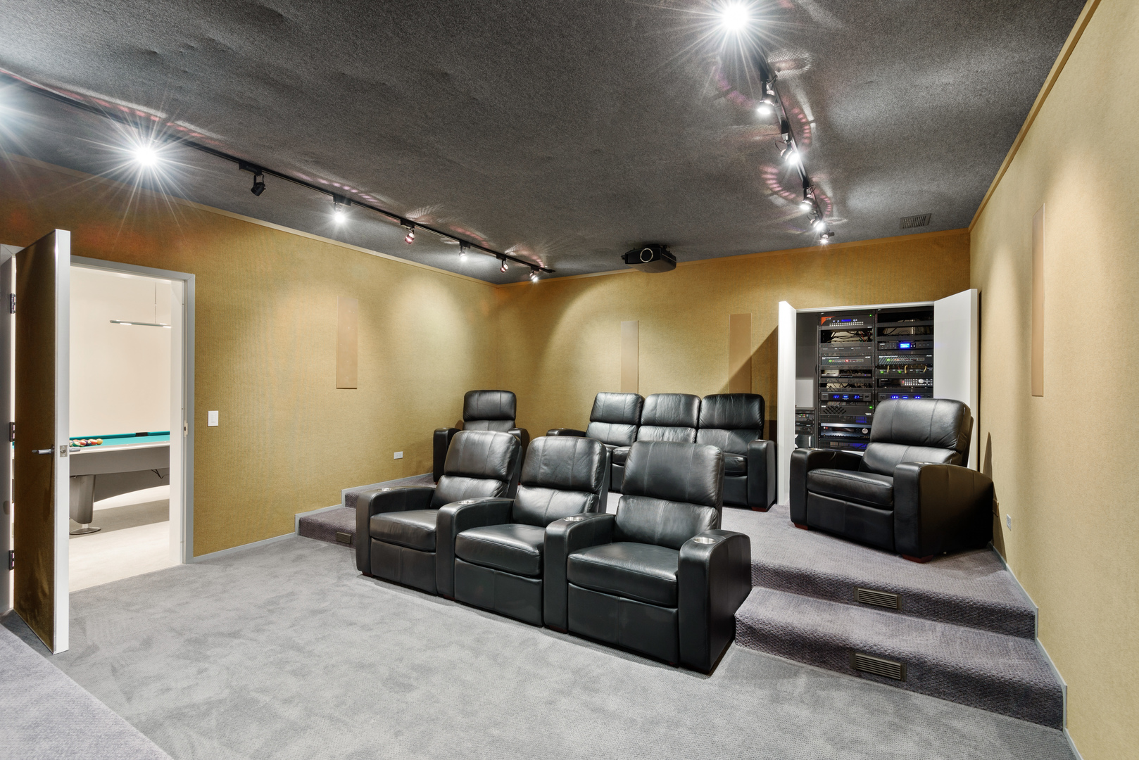 2015 Lake Avenue Wilmette, IL 60091 - Photo 30 of 45 a living room with furniture and a ceiling fan