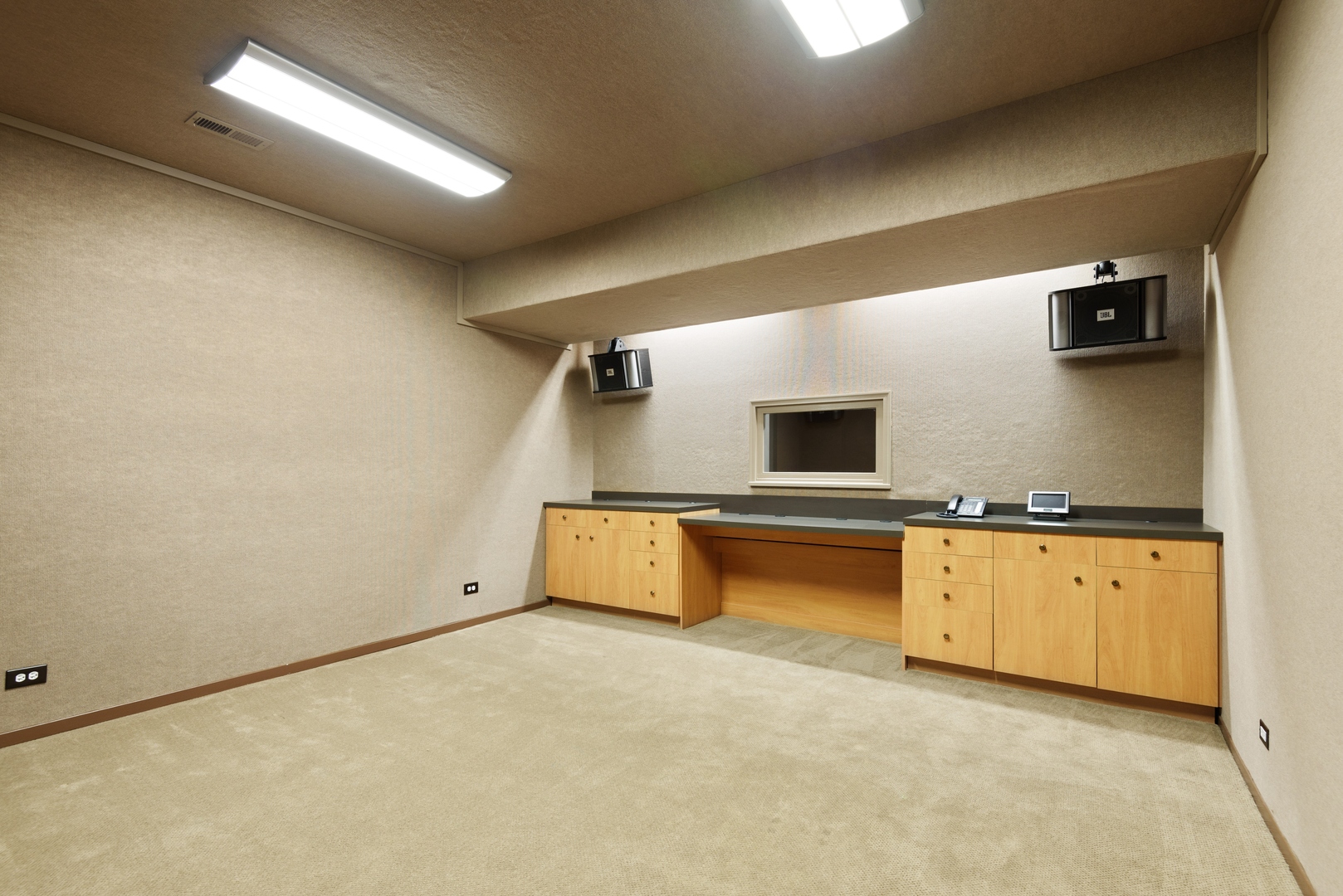 2015 Lake Avenue Wilmette, IL 60091 - Photo 32 of 45 a kitchen with granite countertop a sink and a stove top oven