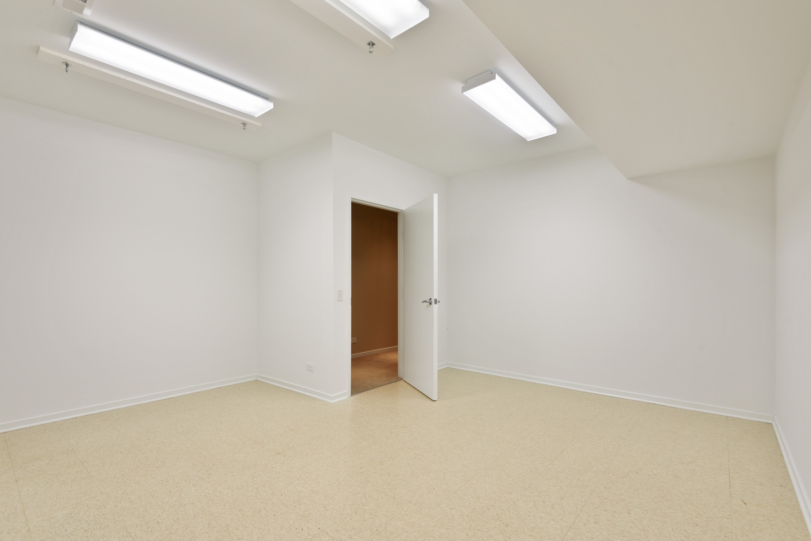 2015 Lake Avenue Wilmette, IL 60091 - Photo 33 of 45 a view of an empty room