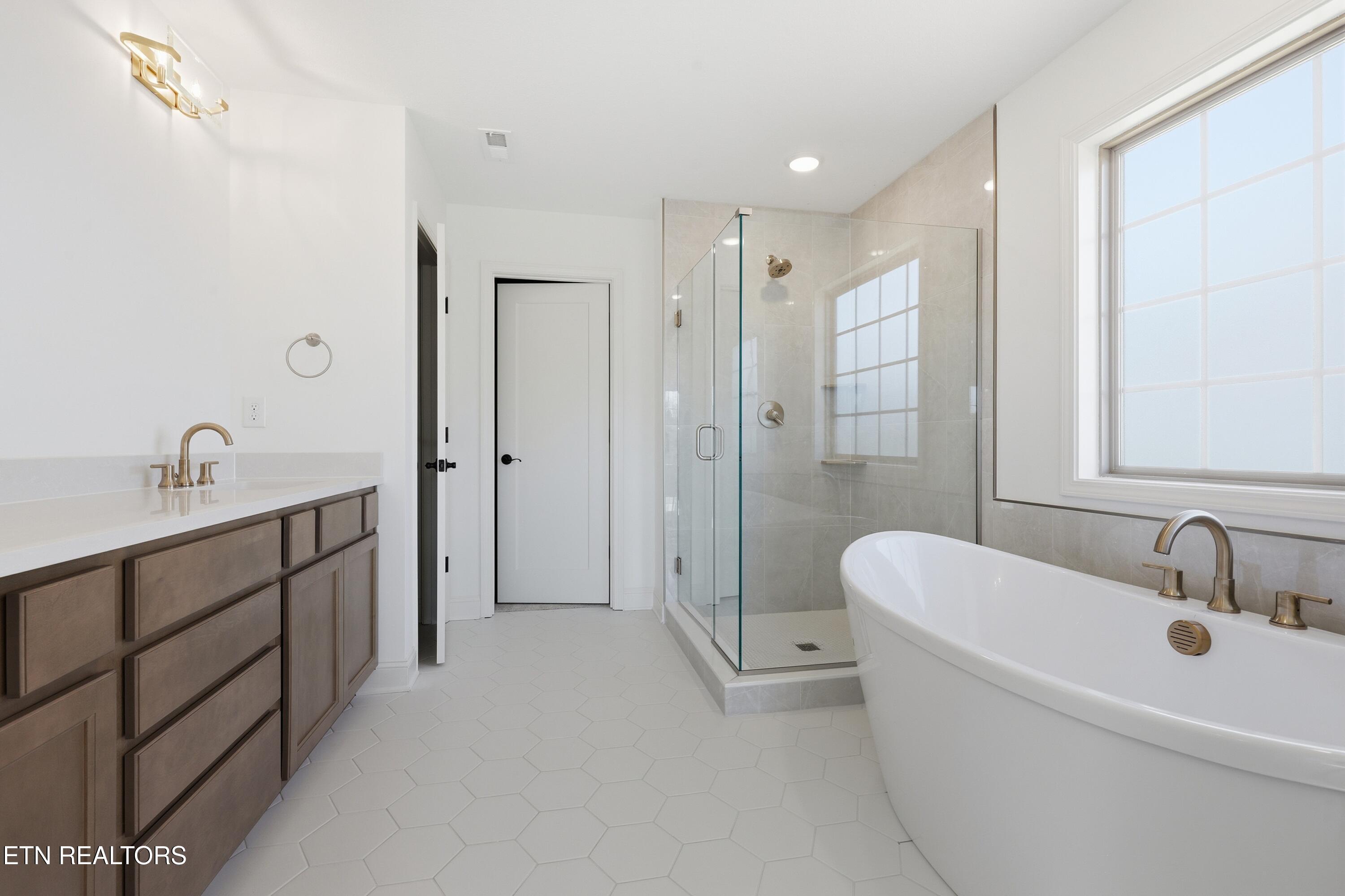 1882 Hickory Reserve Road Knoxville, TN 37932 - Photo 15 of 27 Primary Bath