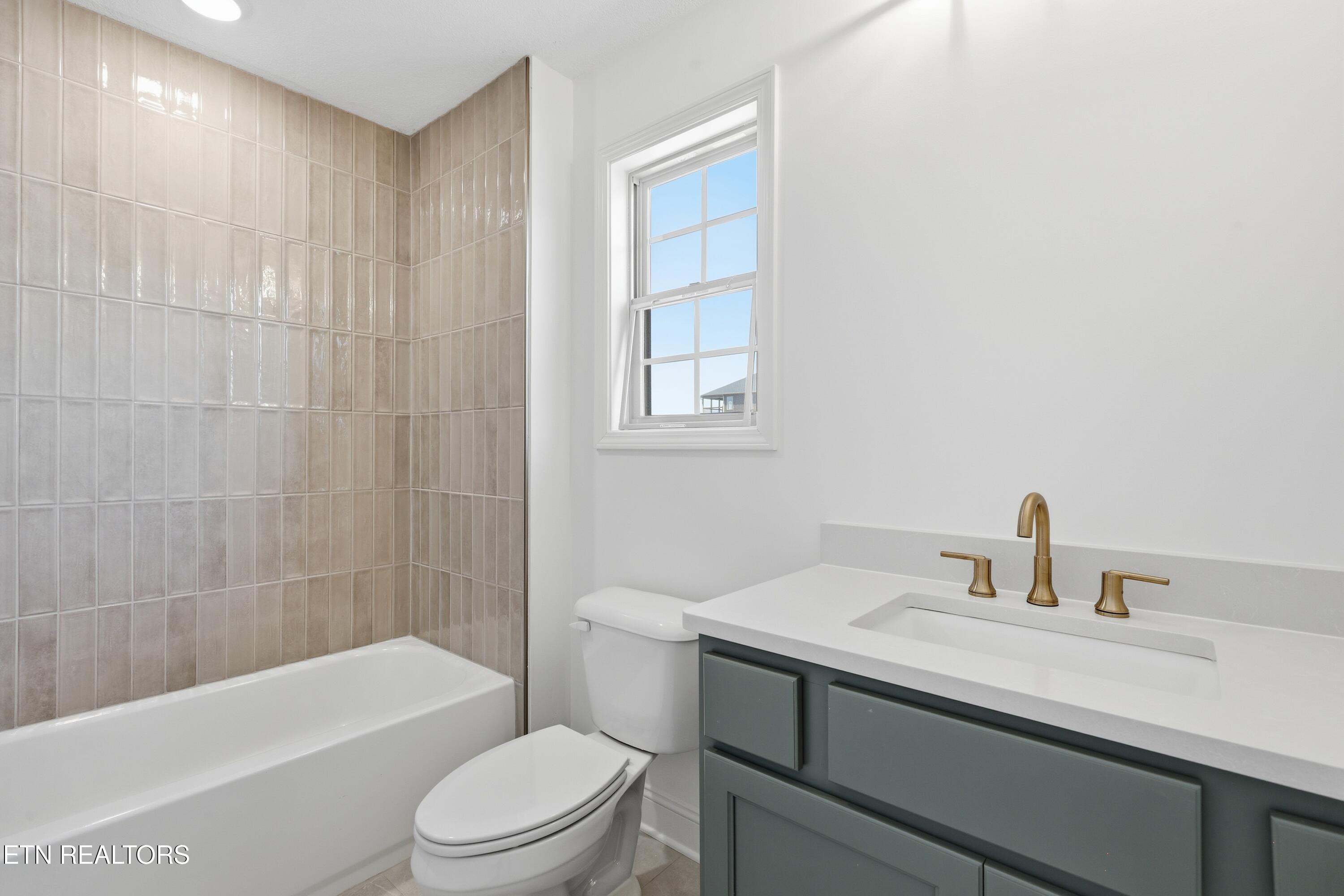 1882 Hickory Reserve Road Knoxville, TN 37932 - Photo 17 of 27 Bathroom