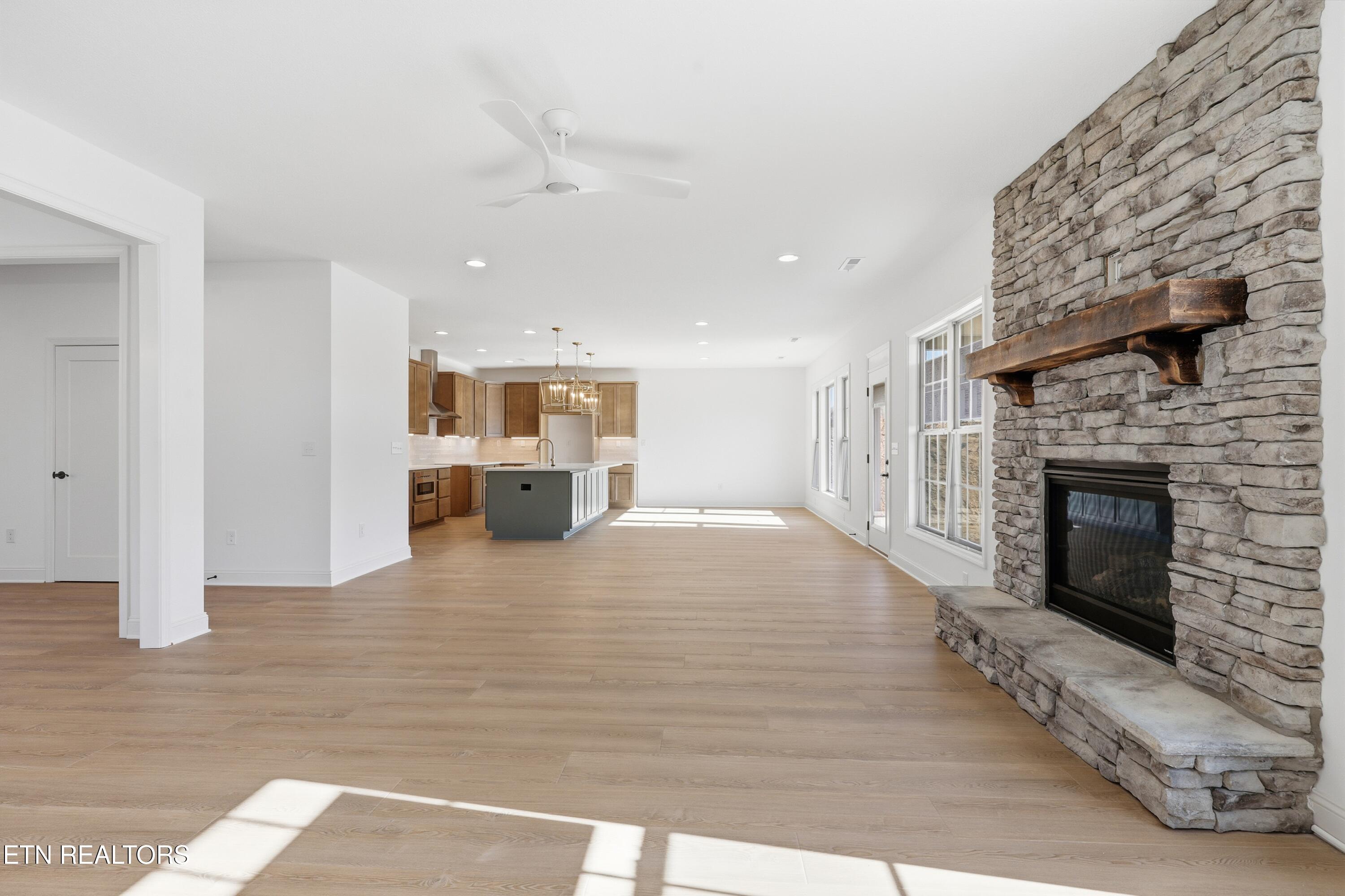 1882 Hickory Reserve Road Knoxville, TN 37932 - Photo 5 of 27 Living Room/Kitchen