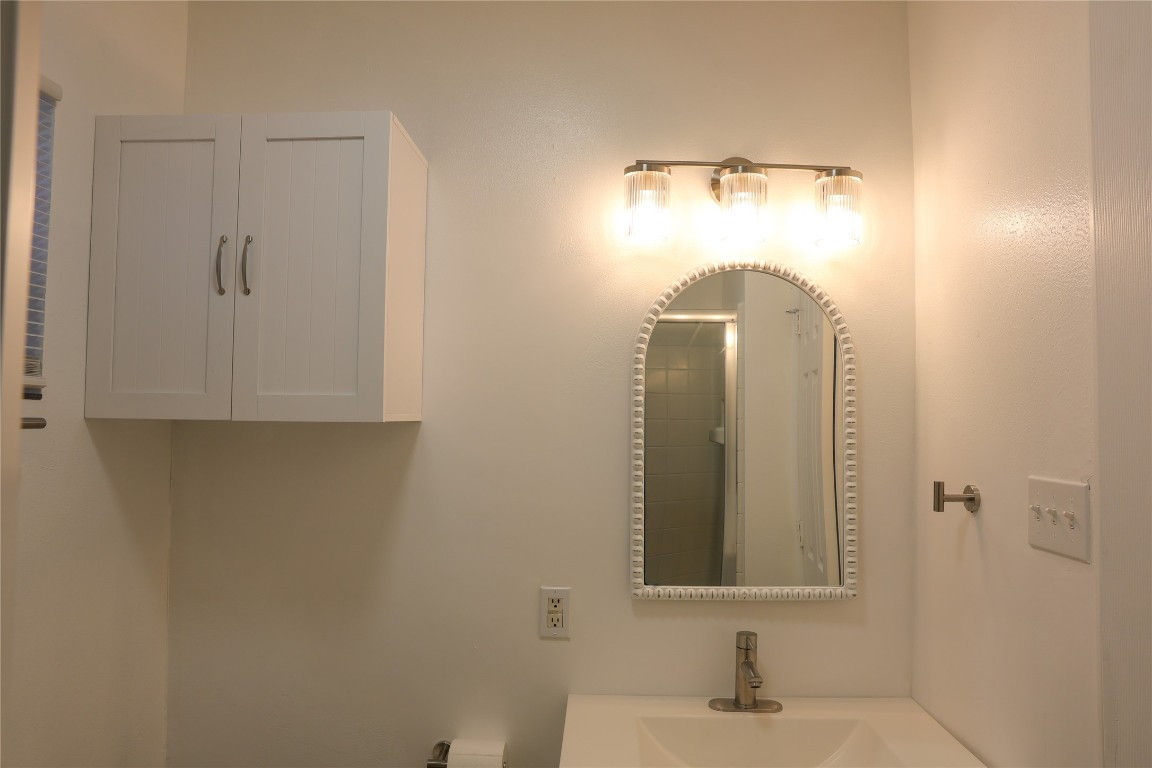 10 Jenkins Street Houston, TX 77003 - Photo 11 of 22 a bathroom with a sink and a mirror